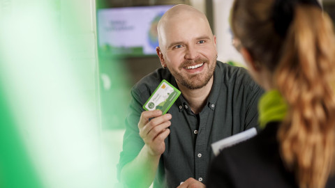 Mies näyttää Waltti-matkakorttia asiakaspalvelijalle. Kuva Hanna-Kaisa Hämäläinen