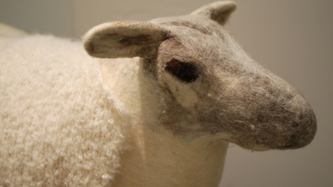 Päkä-lammas johdattaa lapset villalangan jäljille museossa. 