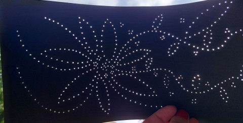 Paperilyhtyihin pistellään oma haluttu kuvio, josta valo kuultaa läpi. Kuva Suomen käsityön museo