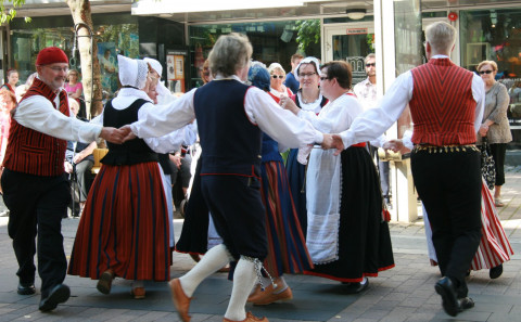 Kansallispuvuissa heitettiin tanssiksi Kauppakadulla kansallispuvun tuuletuspäivänä v. 2019. 