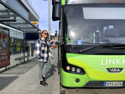 Nainen nousemassa linja-autoon. Kuva Jyväskylän seudun joukkoliikenne