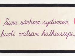 Sisustustekstiileissä on runsaasti vaihtelua - ryijyistä huoneentauluihin!. Image Suomen käsityön museo (SKM) (Craftmuseum.fi)