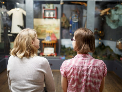 Suomen käsityön museon perusnäyttelyssä voi pysähtyä esineiden tarinoiden ääreen. 