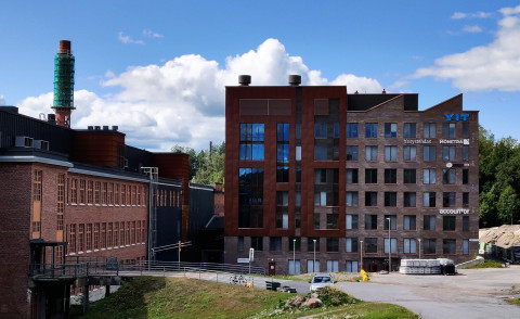 Vanha paperitehtaan rakennus Kankaalla ja sen viereen rakentunut punatiilinen toimistorakennus. Kuva Pinja Hakonen